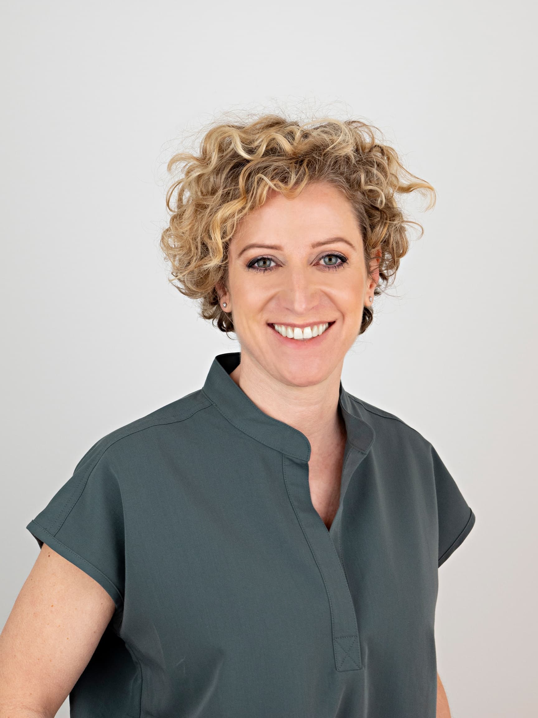 Wenn Hormone auf den Bauch schlagen: Warum der Darm in der Perimenopause so sensibel reagiert mit Dr. Dinnewitzer